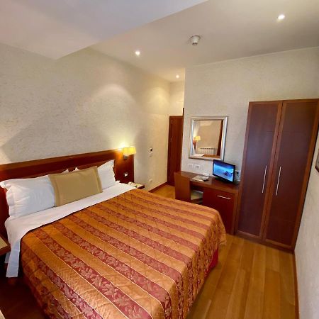 Hotel Madrid Rome Bagian luar foto