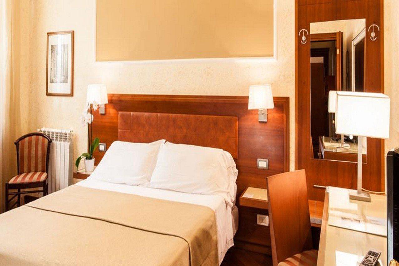 Hotel Madrid Rome Bagian luar foto