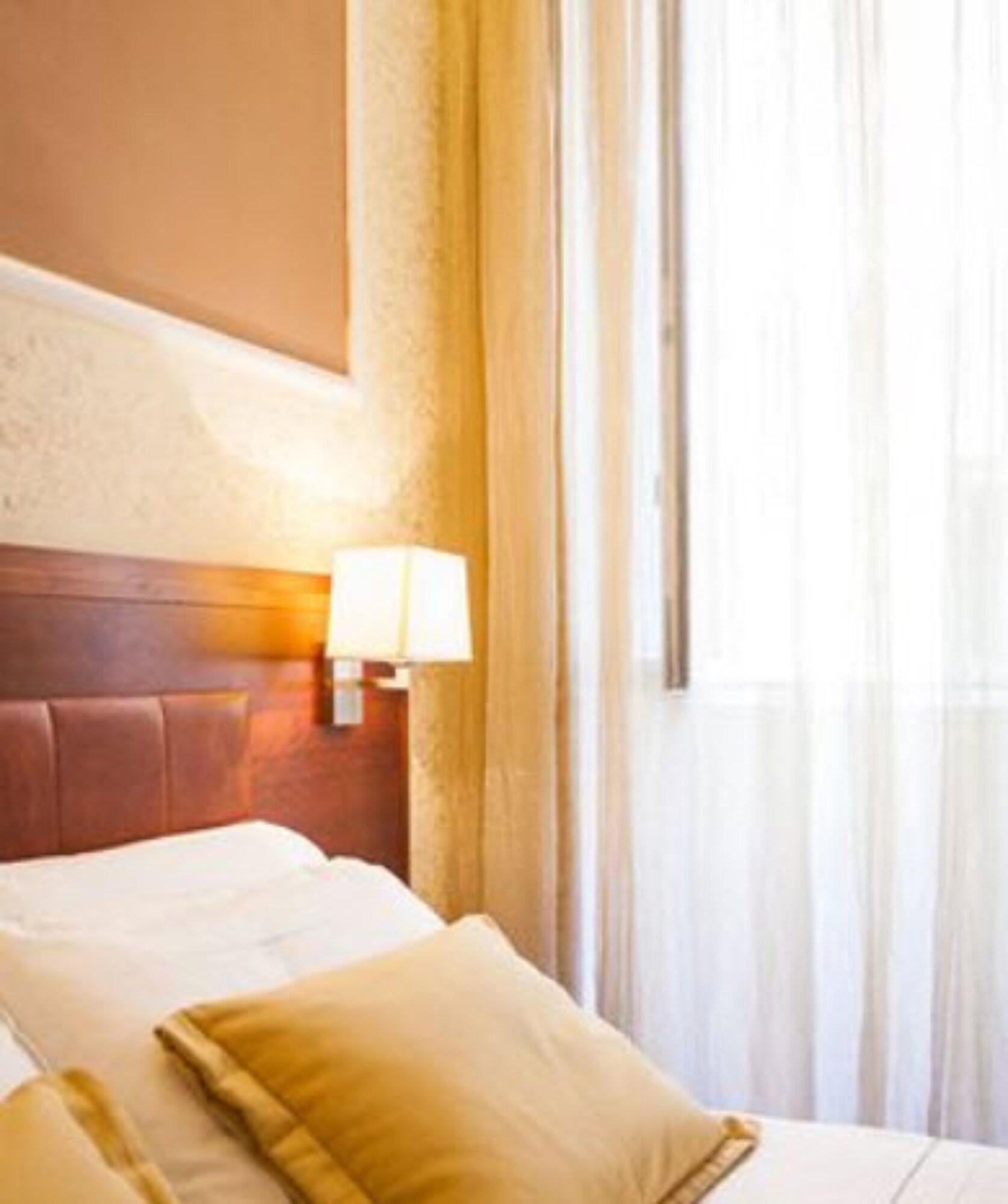 Hotel Madrid Rome Bagian luar foto