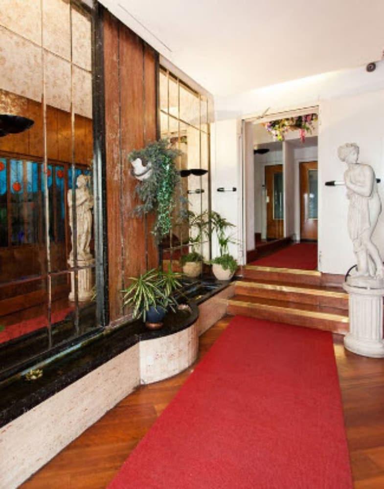 Hotel Madrid Rome Bagian luar foto