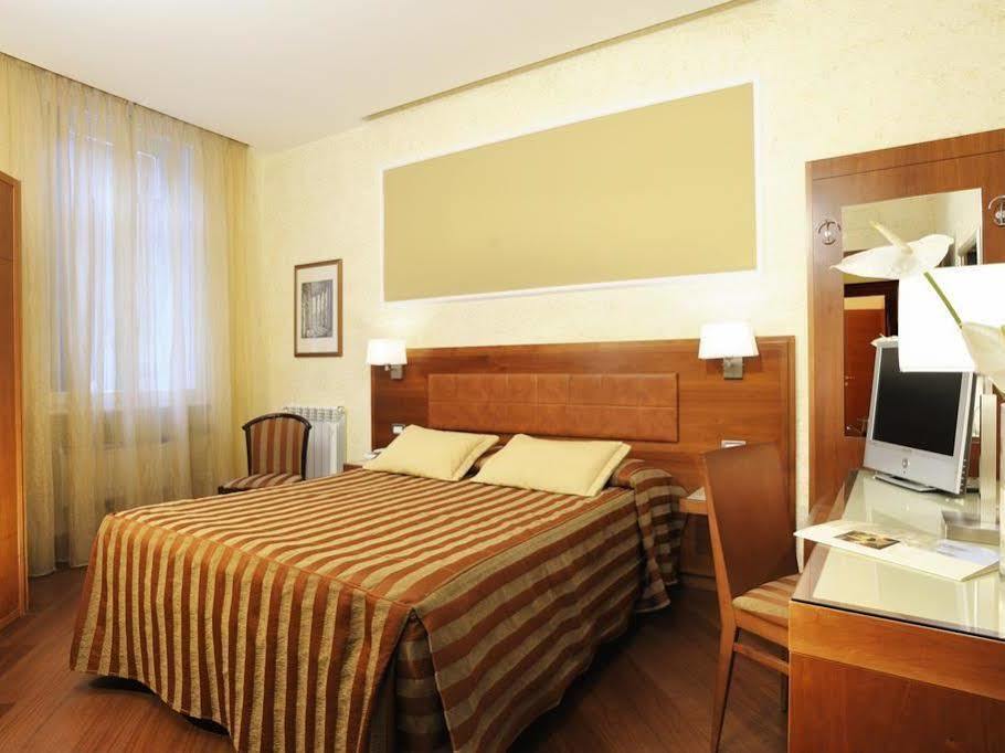 Hotel Madrid Rome Bagian luar foto