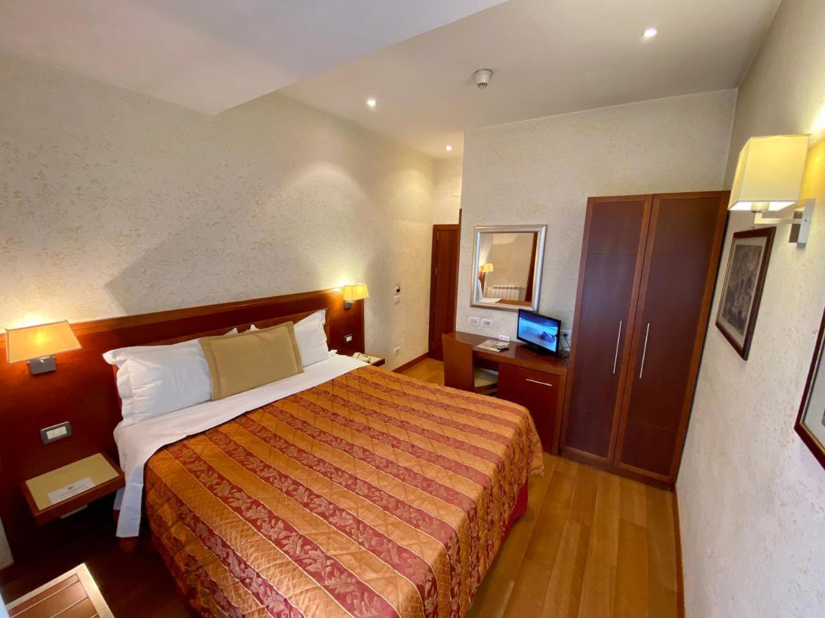 Hotel Madrid Rome Bagian luar foto